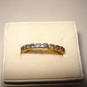 Vintage Ladies Gold Tone Prong set Blue Rhinestone Band Ring Size 7 80's